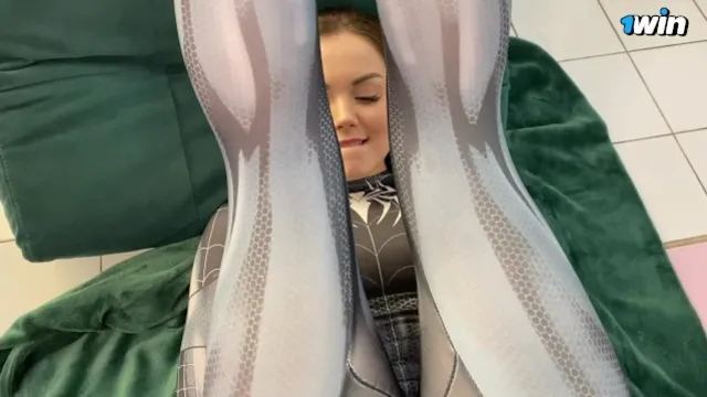 Жесткий русский криминал сведен с умом к сексуальной Spiderwoman
